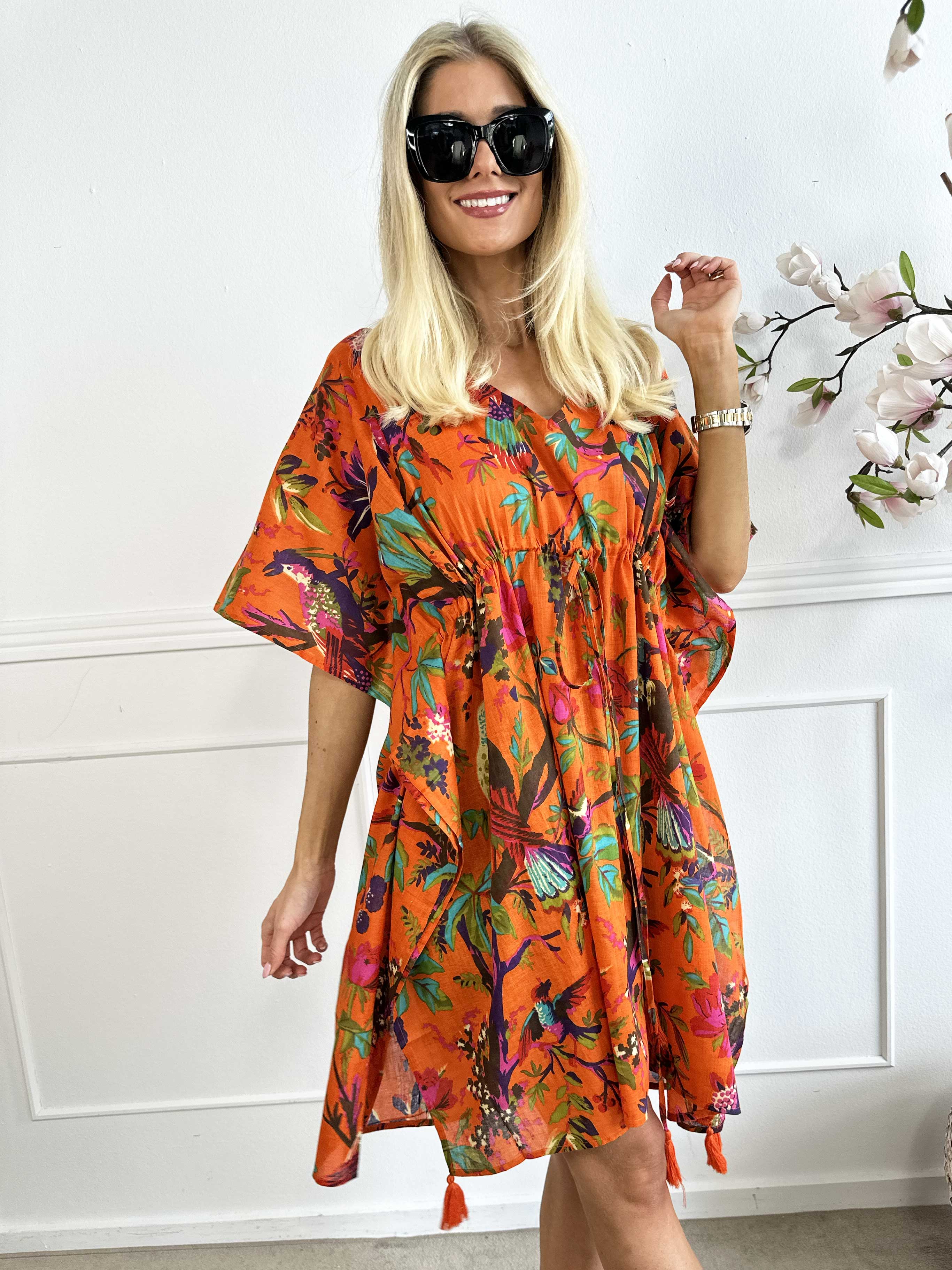 Xenia - Sød blomstret tunika med bindebånd i taljen